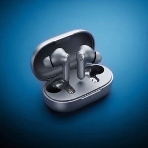 Безпровідні навушники на блакитному фоні